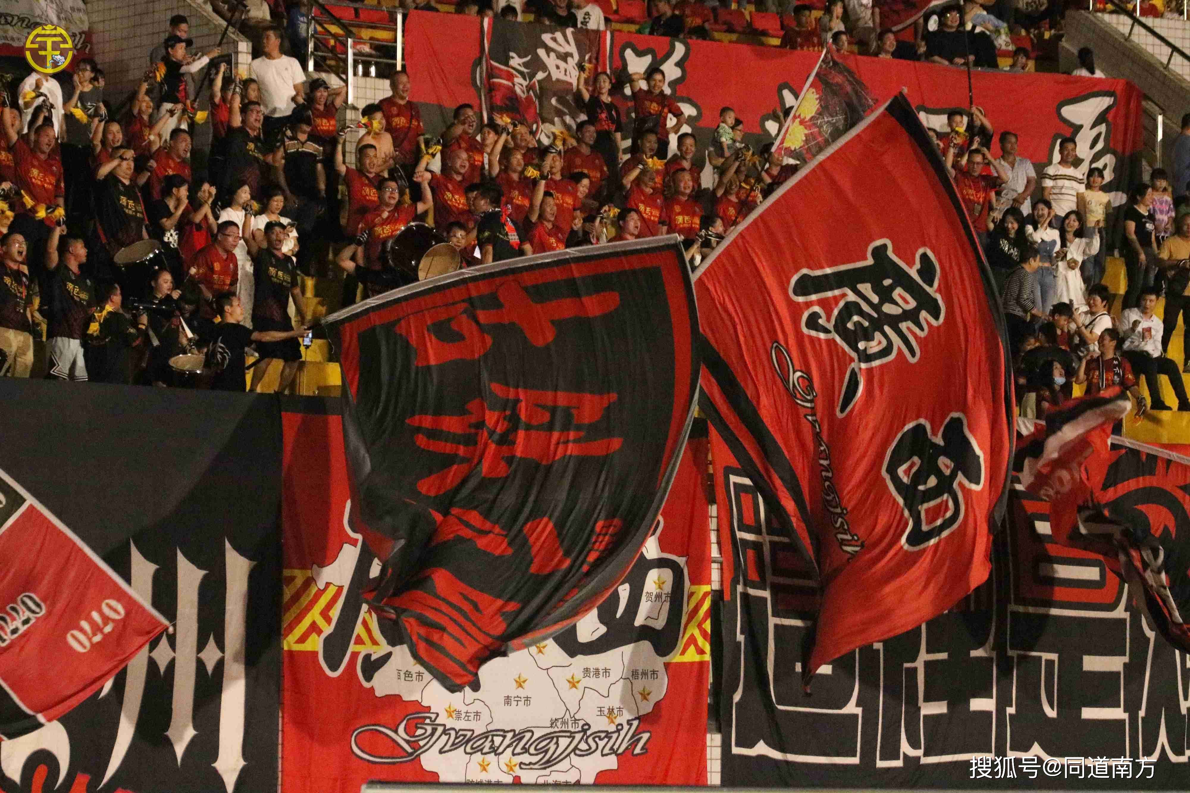 篮球比赛中场休息，球迷精彩表演引爆全场